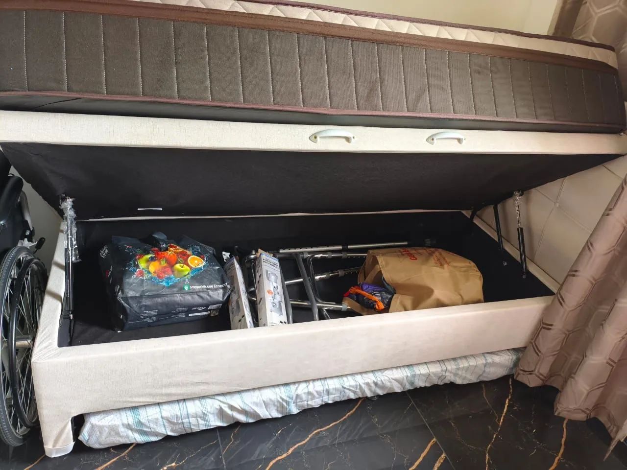 Vendo cama de solteiro noce 1 mês de uso  e ela vai com a cabeceira  - Foto 3