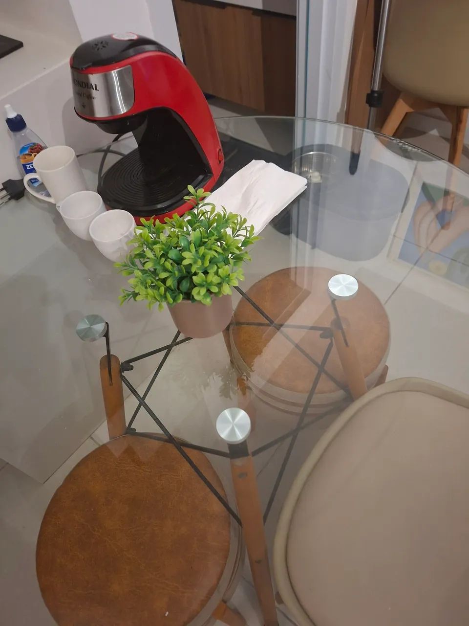 Mesa redonda (sem cadeiras) Eames Eiffel com tampo de vidro incolor  - Foto 2