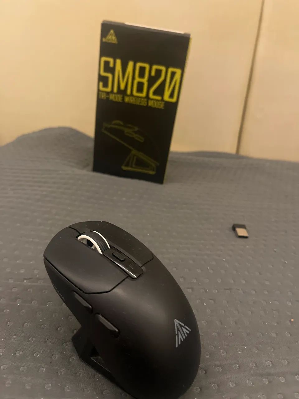 mouse gamer sem fio sm820 com deck de carregamento - Foto 2