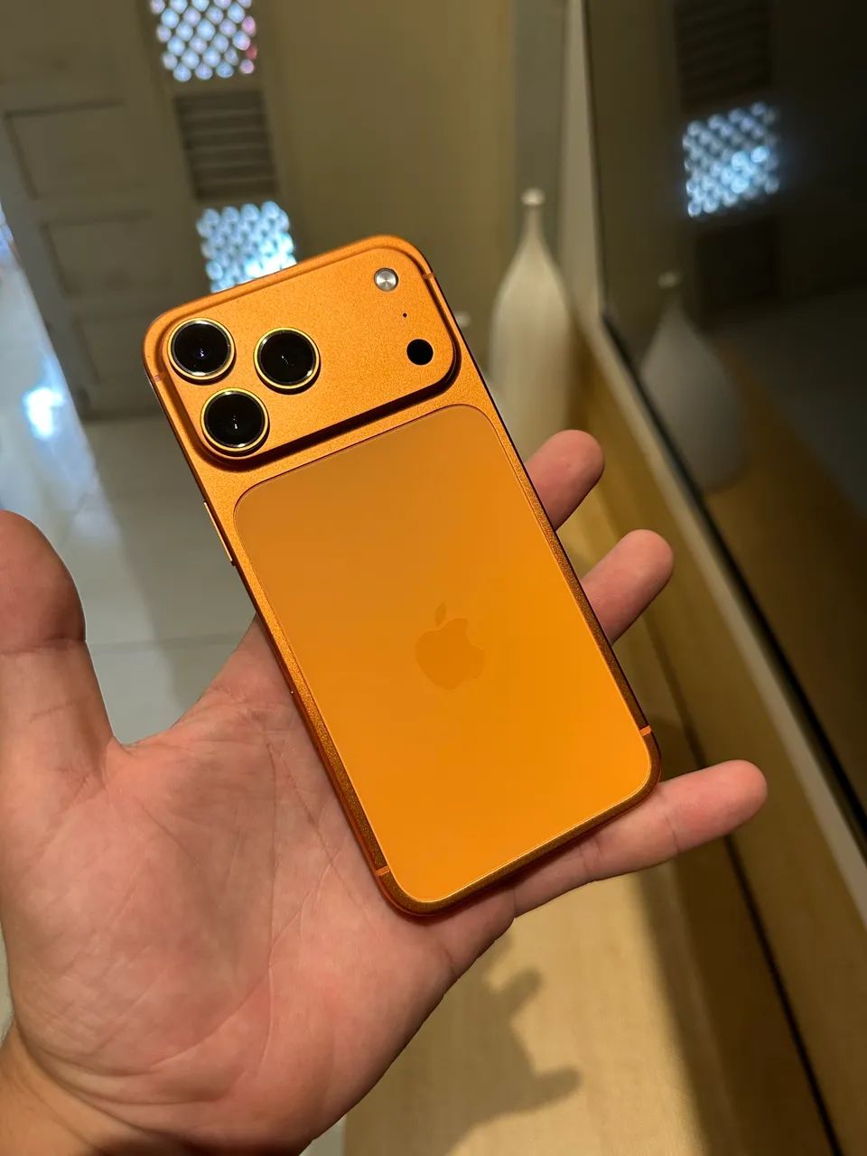 iPhone 14 PRO MAX NA CARCAÇA DO 17 PRO MAX LARANJA
