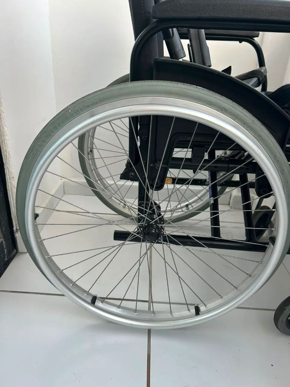 Vendo cadeira de rodas manual - Foto 4
