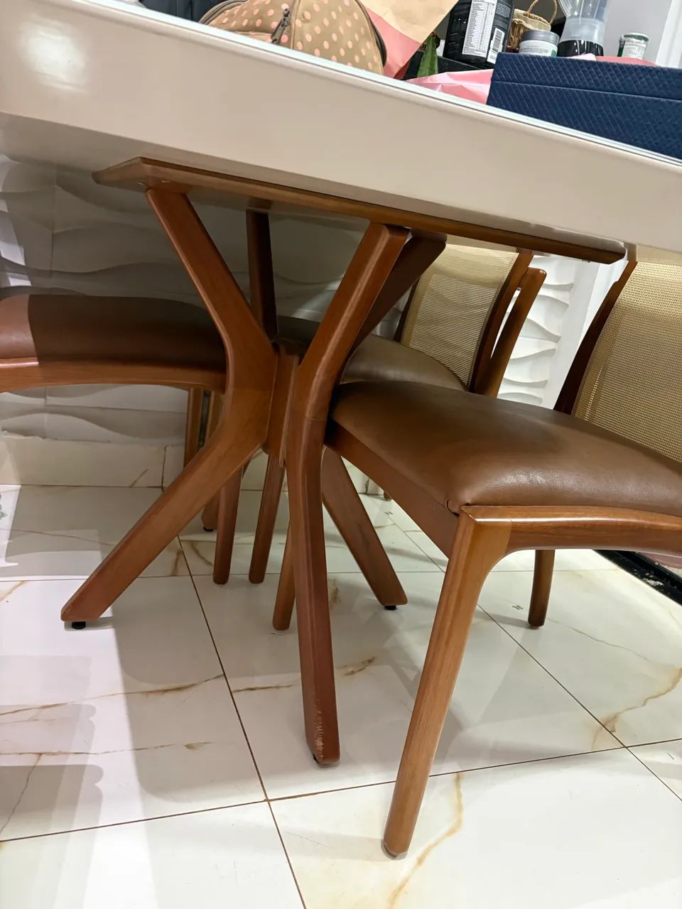Mesa de madeira com tampo de vidro 