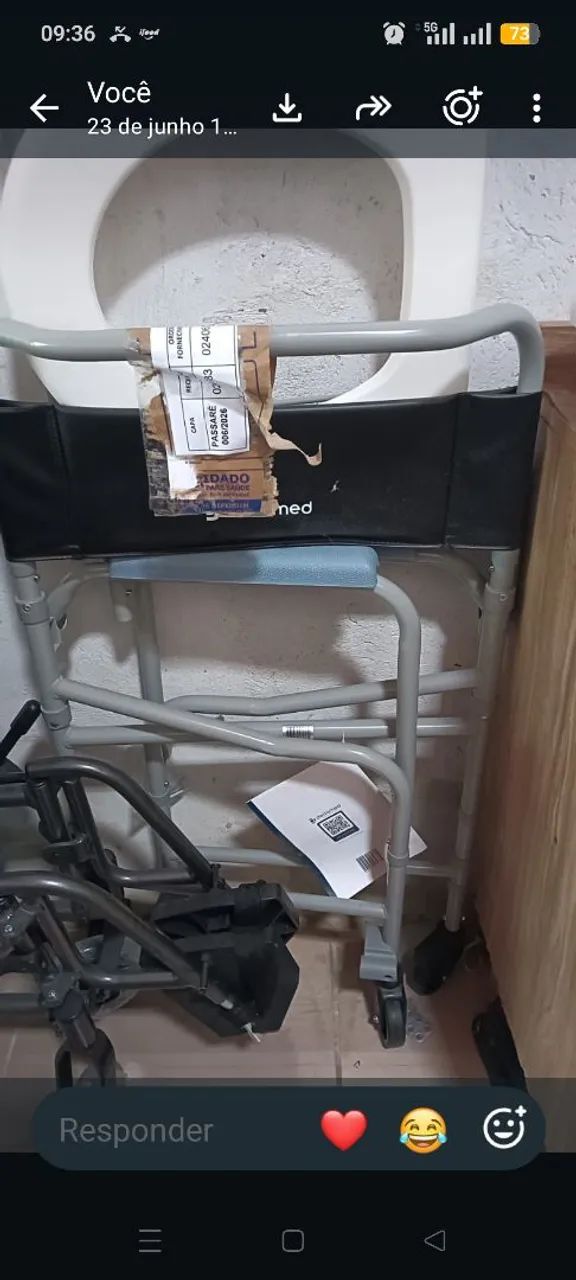 Uma cadeira de rodas e uma de banho  - Foto 3