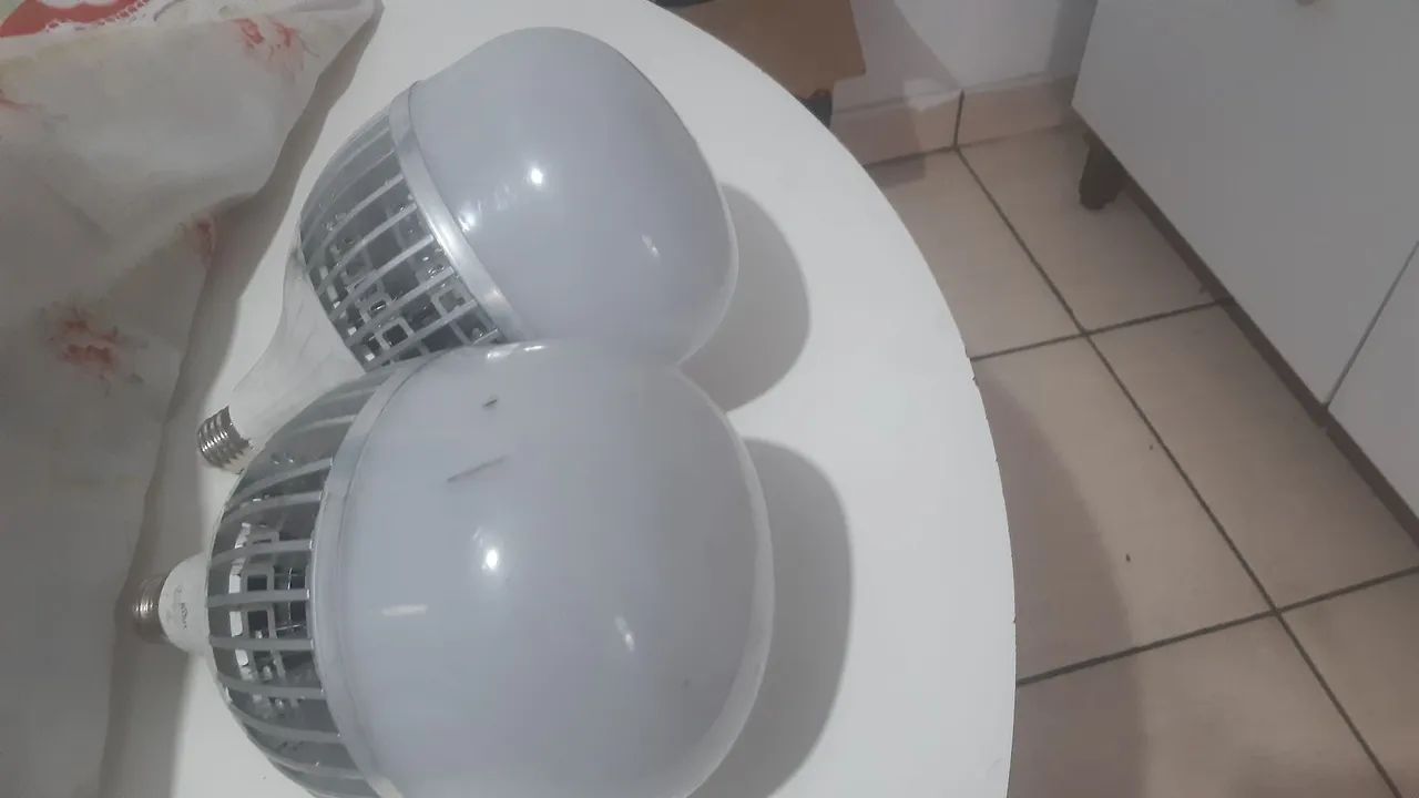 Vende-se 2 lâmpadas de led 100 watts
