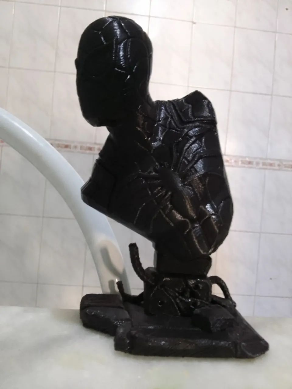 Busto Homem Aranha 3D (PLA)** preto de 16cm