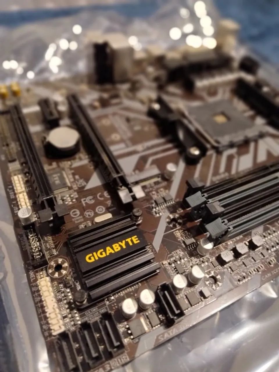 Placa-mãe Gigabyte B450M