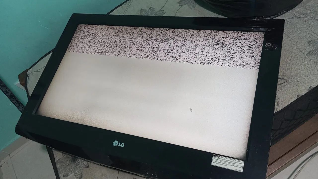 Tv LG 32 polegadas (com defeito na tela, boa para tirar peças)