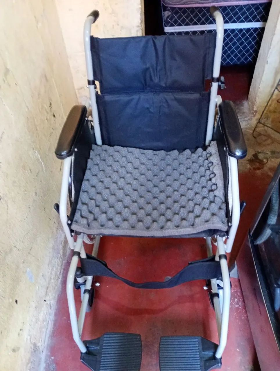 Cadeira de rodas zerada marca Dellamed sup 100kg ass 45cm 