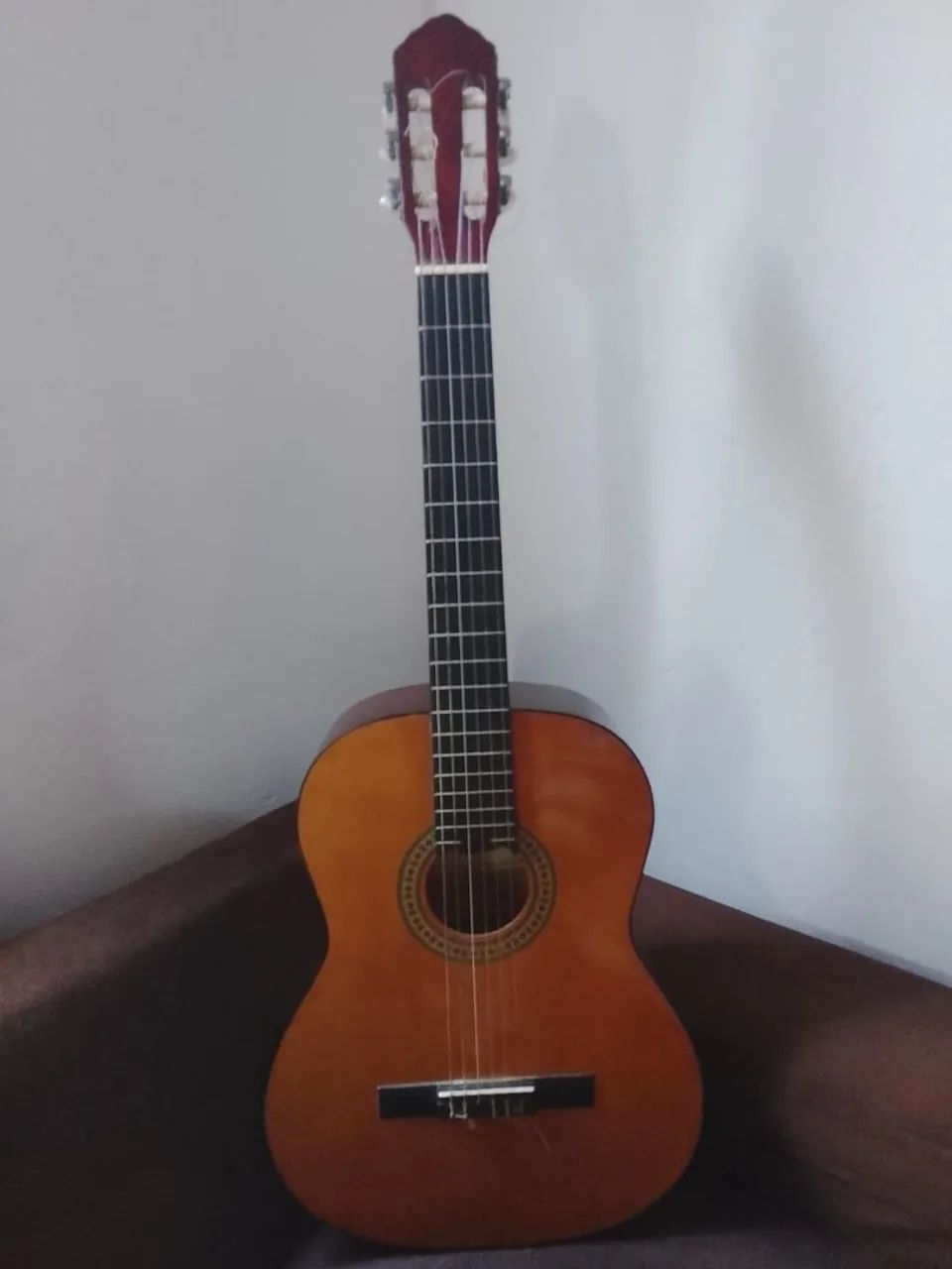 Um violão  - Foto 2