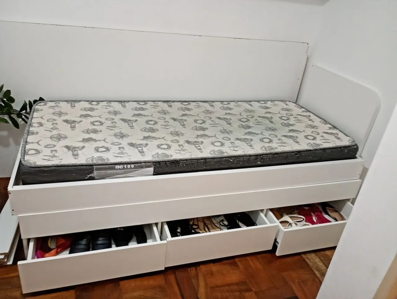 cama solteiro seminova 3 gavetas grandes e colchão - Foto 2