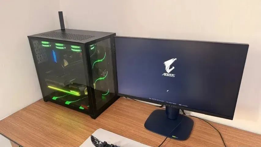 PC Gamer Ryzen 7 9800X3D + RTX 5080 + Monitor Alienware 320Hz + Volante G29 e pedal - Foto 2