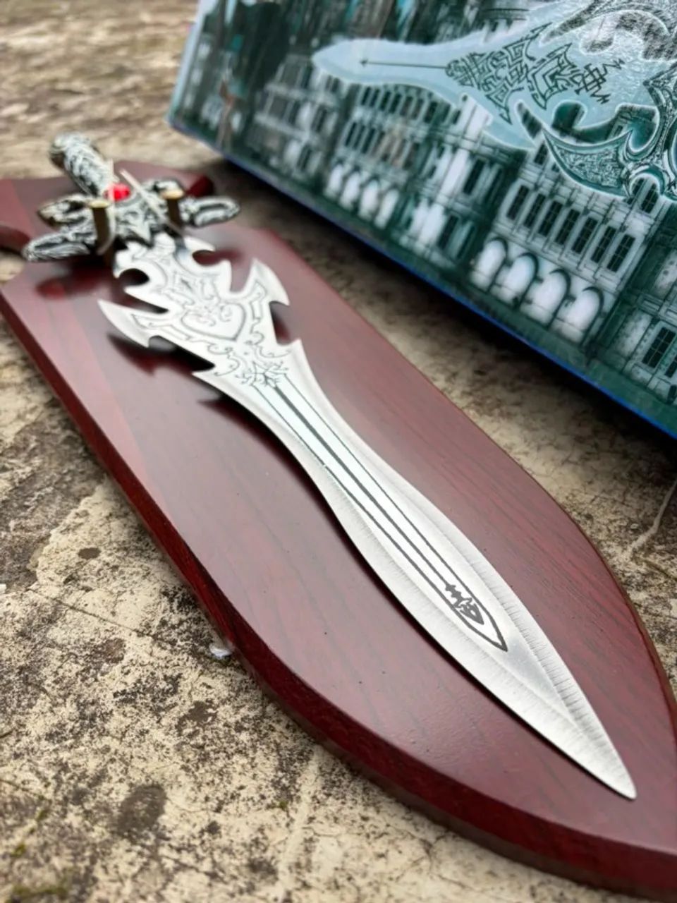 Espada decorativa colecionável com suporte