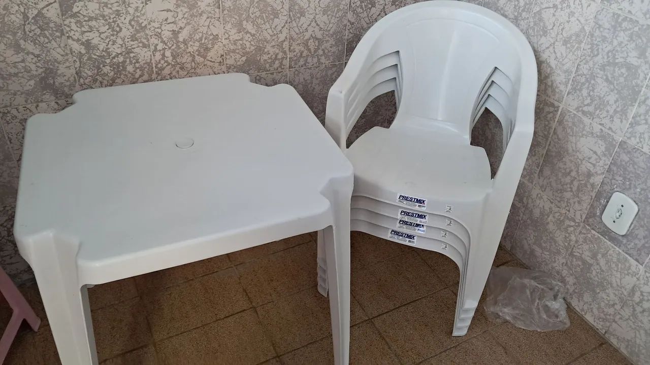 Mesa + 4 cadeiras de plástico