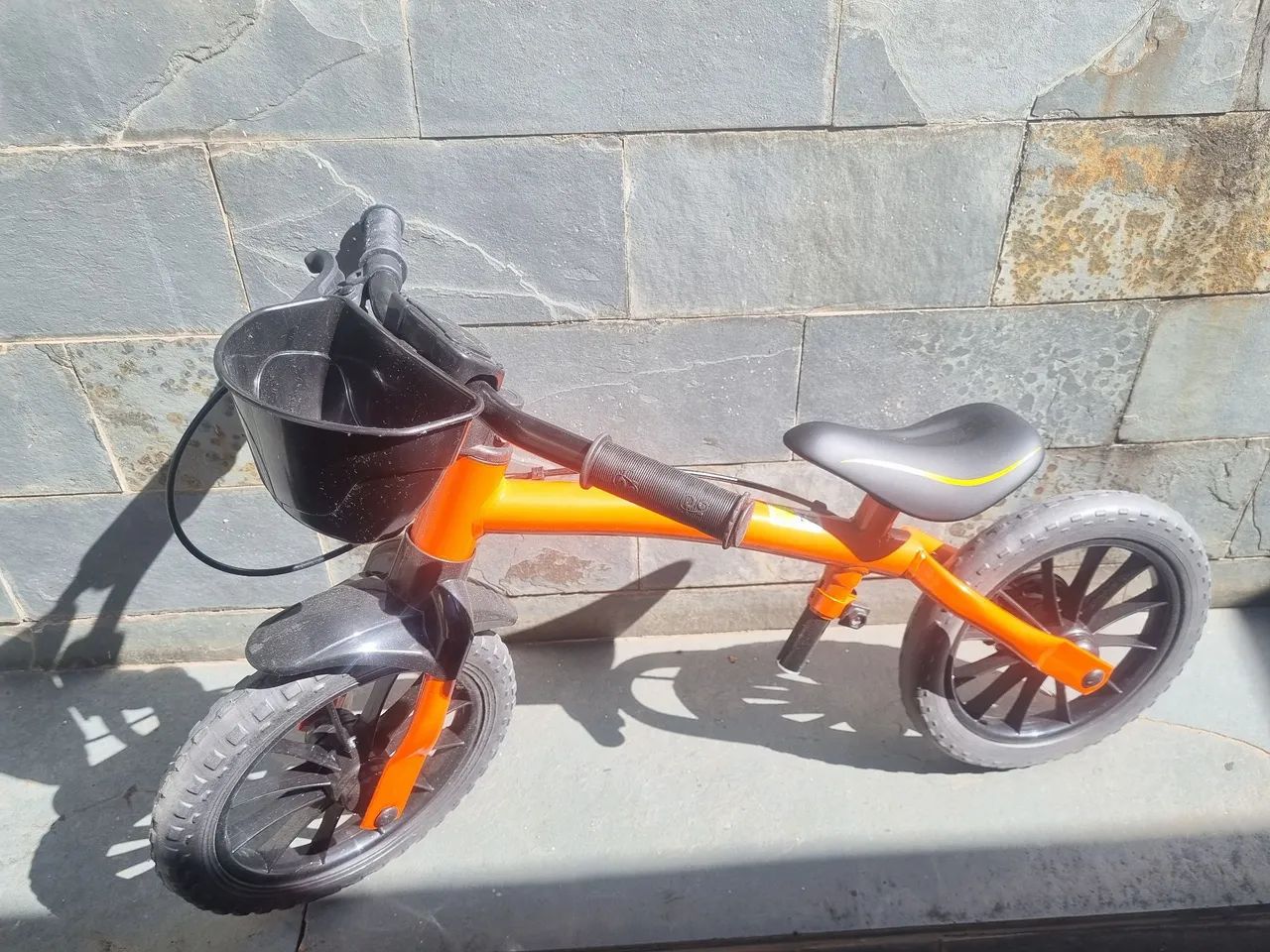 Bicicleta de equilíbrio Infantil com cestinha. - Foto 2