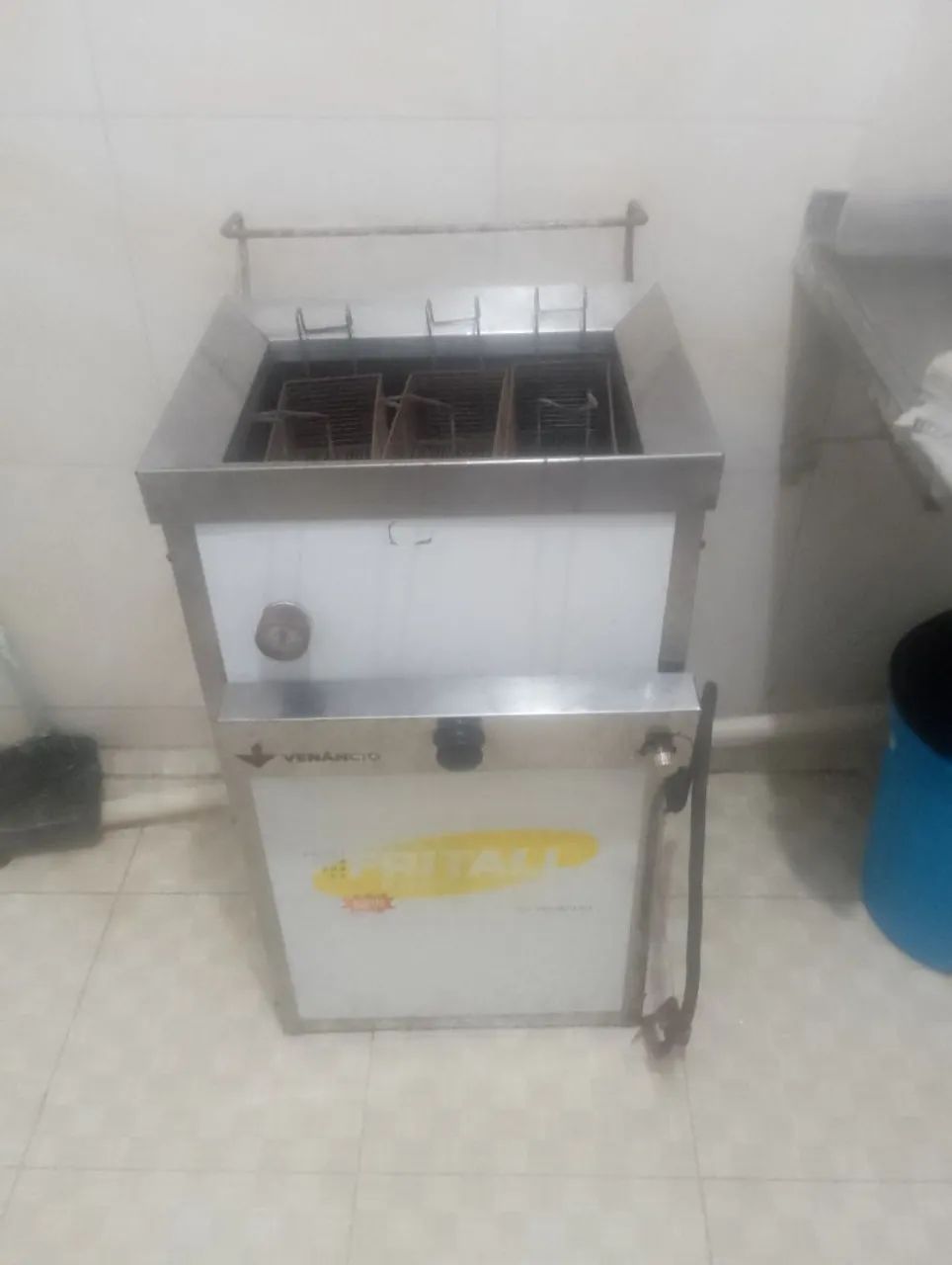 Vendo um fritadeira a gás, água e óleo 26 litros perfeito estado de conservação, - Foto 2