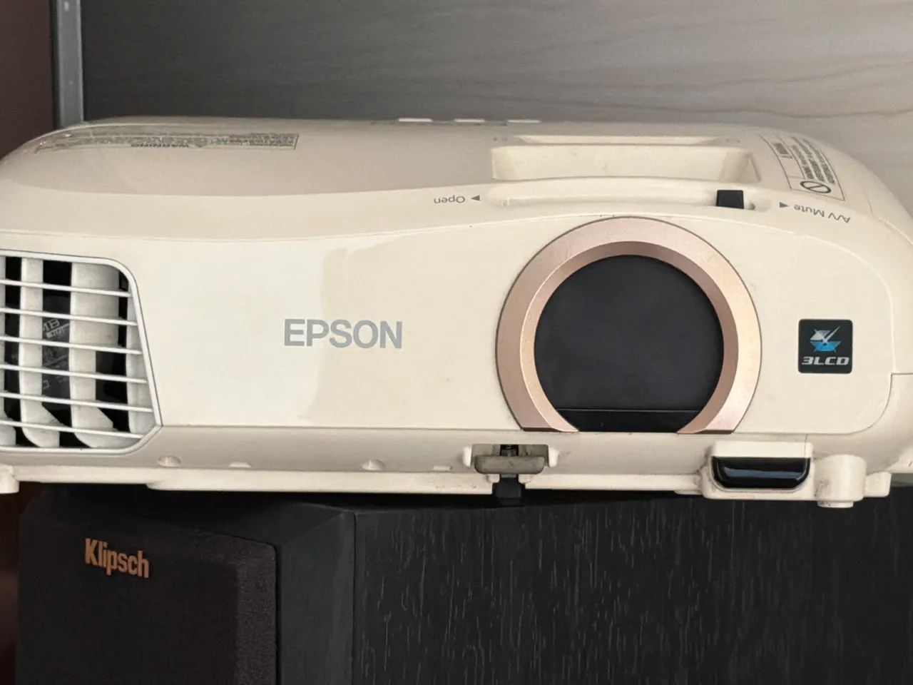 Projetor Epson Power Lite Home Cinema 2045. Funcionando, porém com a lâmpada queimada. - Foto 2