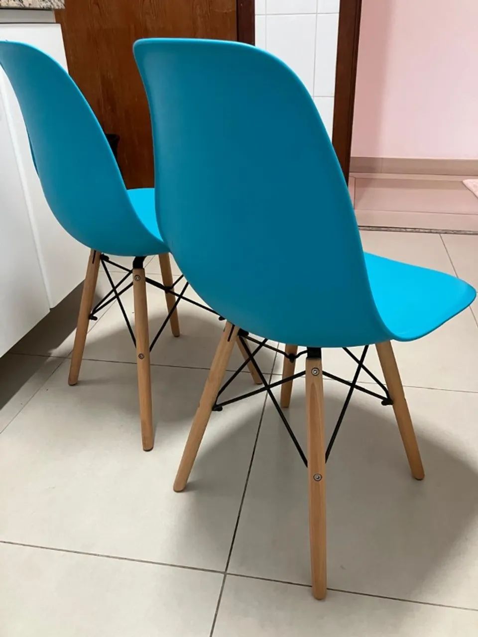 Kit 2 Cadeiras Eames com pés de madeira - Azuis - Foto 2