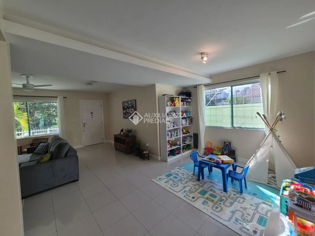 Casa ampla com 4 dormitórios, sendo 2 suítes, em excelente localização no Itacorubi - Foto 5