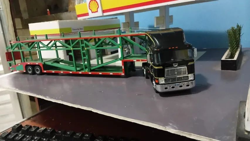 Miniatura caminhão International   ixo  1/43