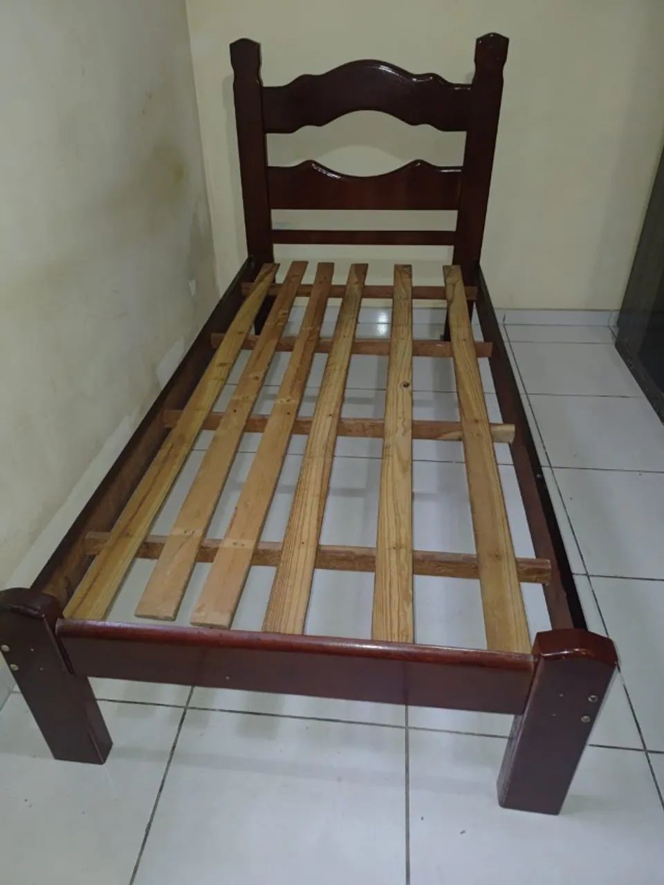 CAMA DE MADEIRA/ SOLTEIRO C/ COLCHÃO - Foto 4