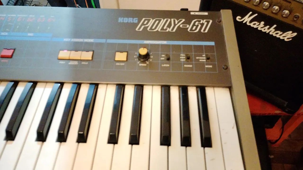 Sintetizador Korg Poly-61