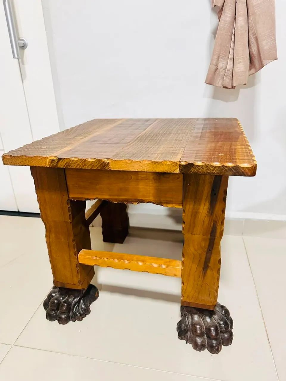 Mesinha de madeira maciça