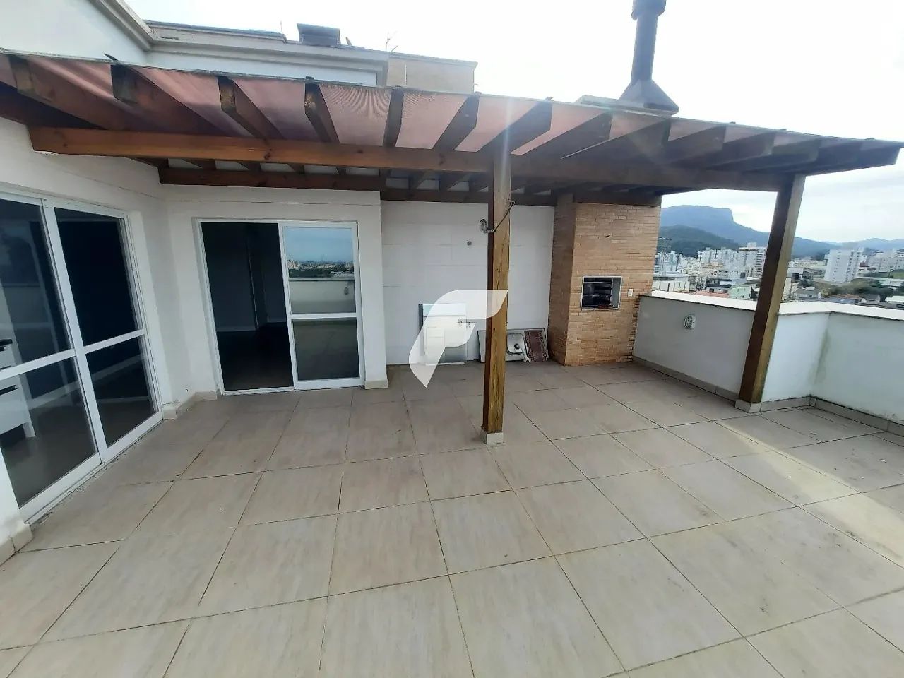 Apartamento com 3 dormitórios sendo 1 suíte e 2 vagas de garagem em Palhoça/SC