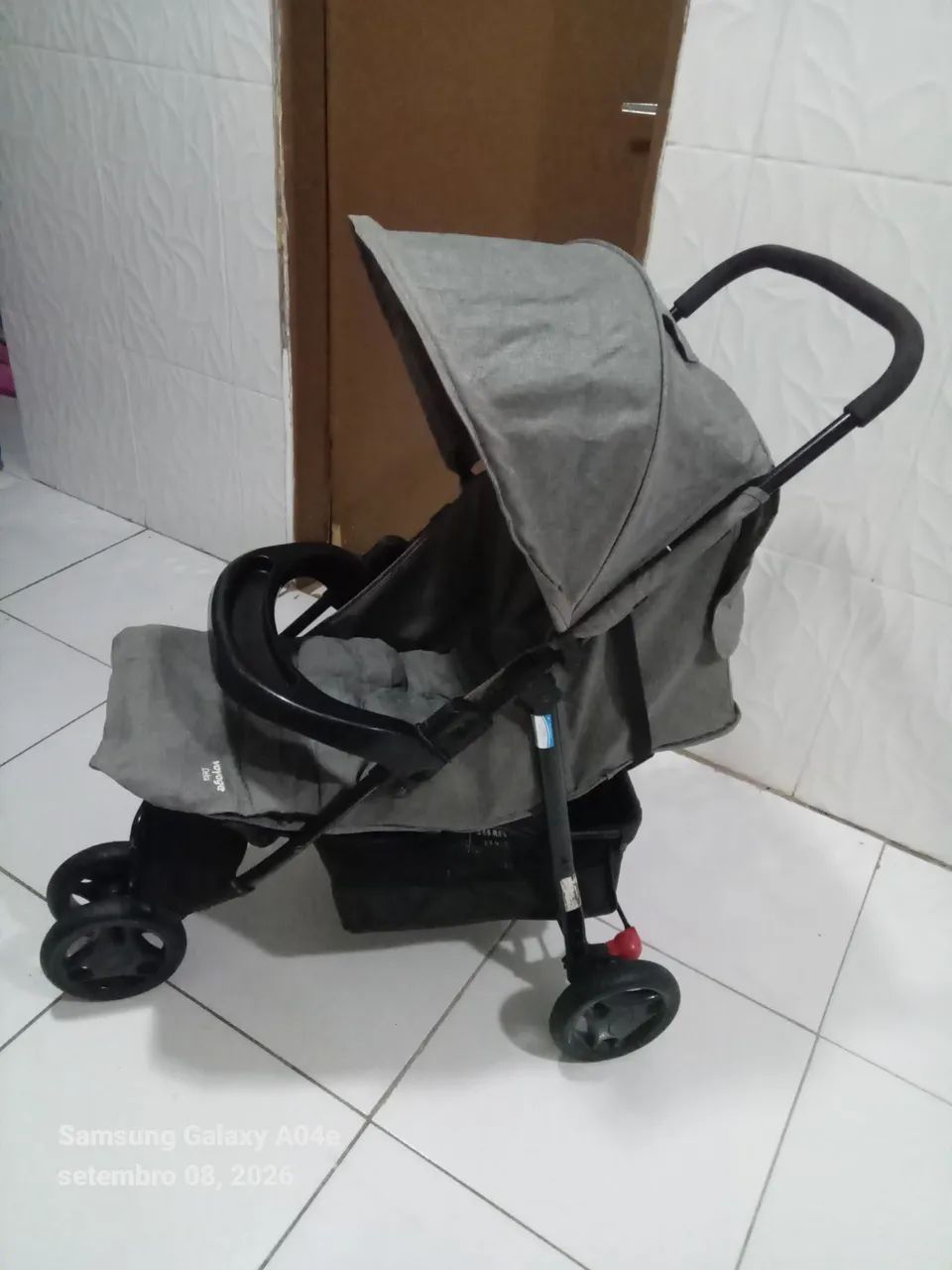Carrinho de bebê unissex bem conservado  - Foto 5