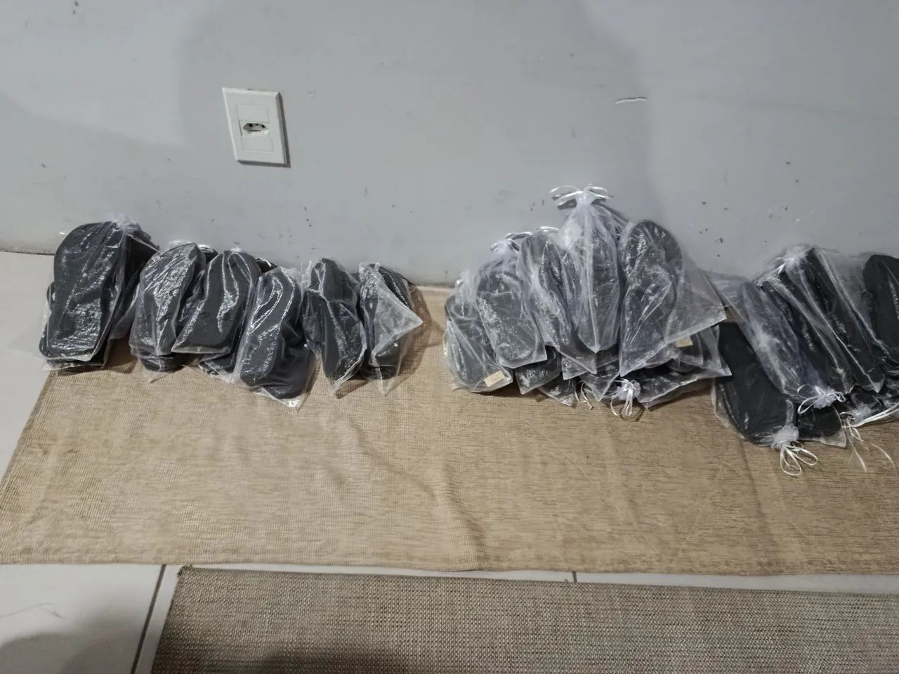 Kit 32 chinelos pretos diversos tamanhos 