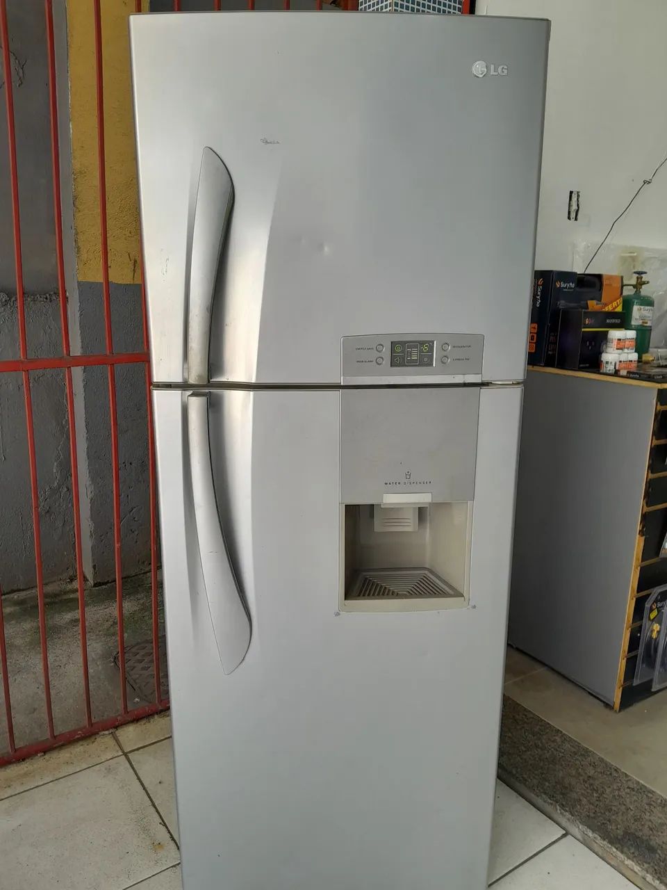 Vendo geladeira lg.