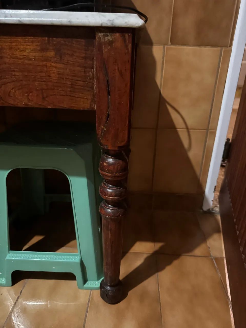 Mesa com tampa de mármore 90x70 - Foto 4