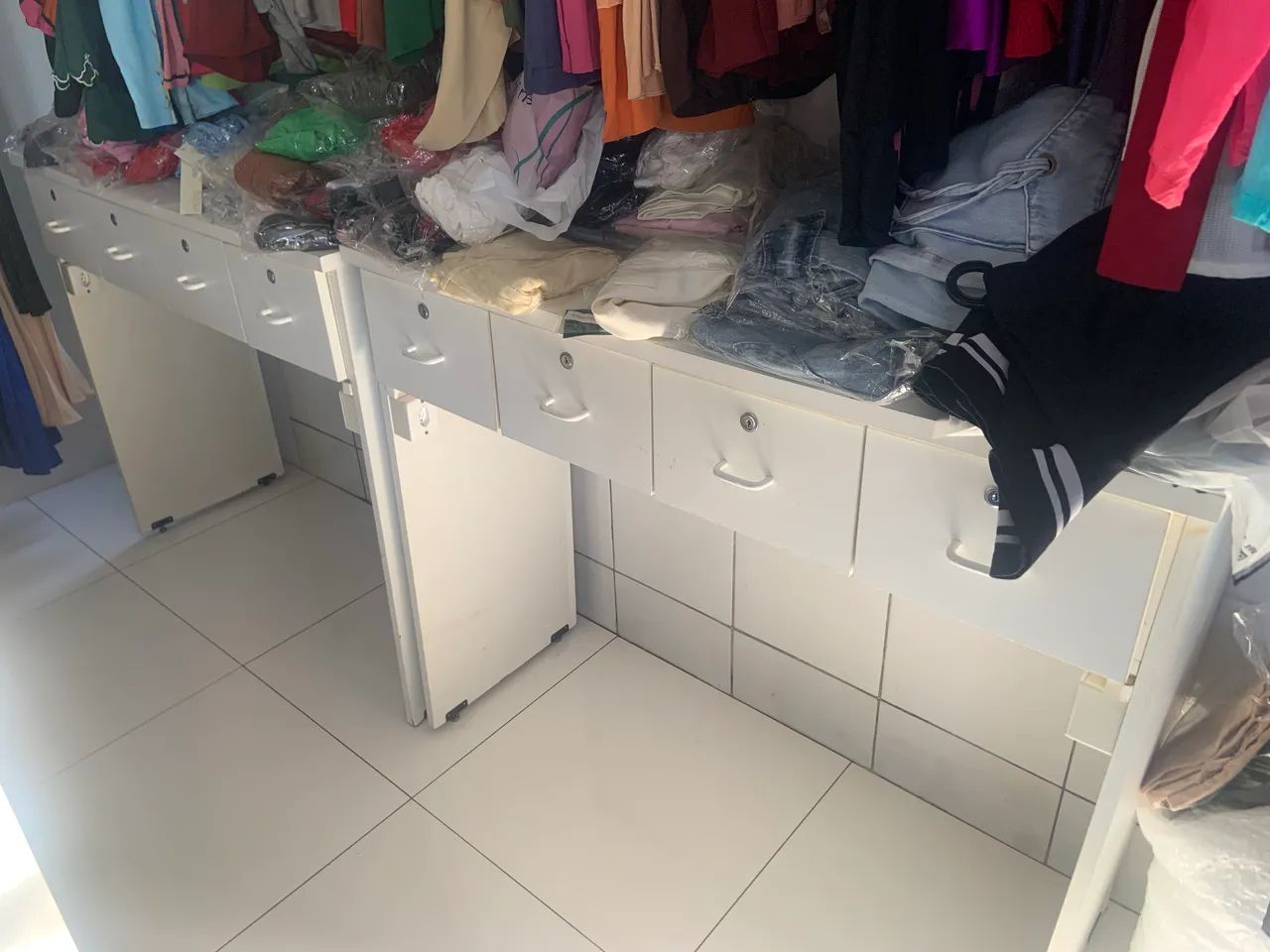 Conjunto com 3 Mesas de Loja/Expositor com Gavetas - Foto 2