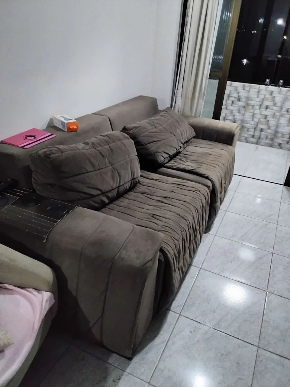 Sofá retrátil reclinável, em suede, na cor marrom.
