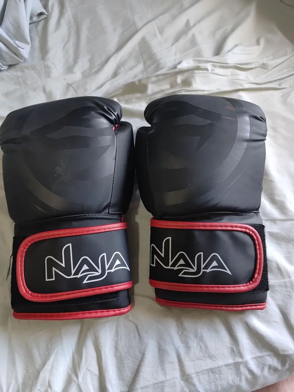 Luva de Boxe / Muay Thai Naja 14oz - Preta e Vermelha