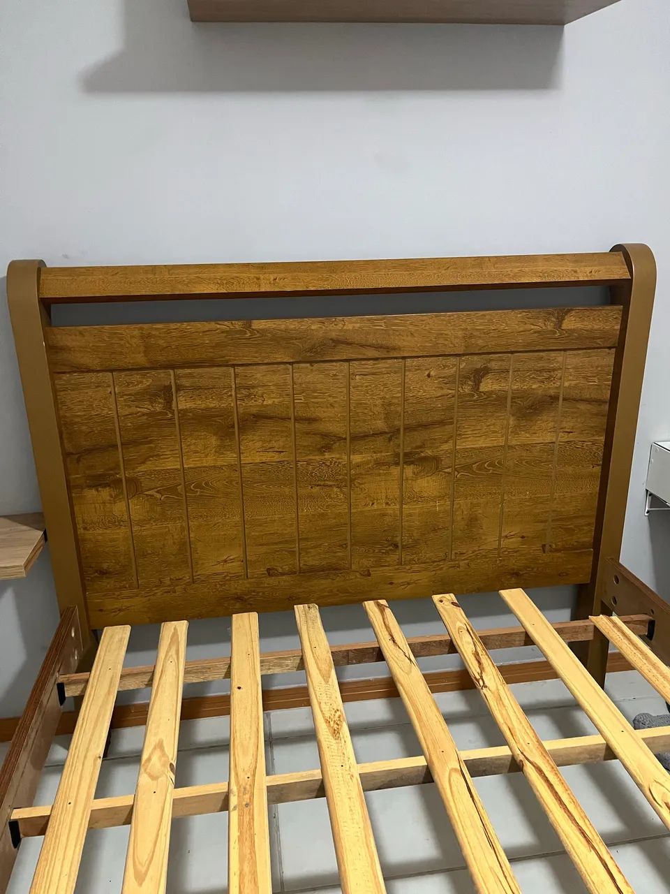 Cama de casal com colchão. 