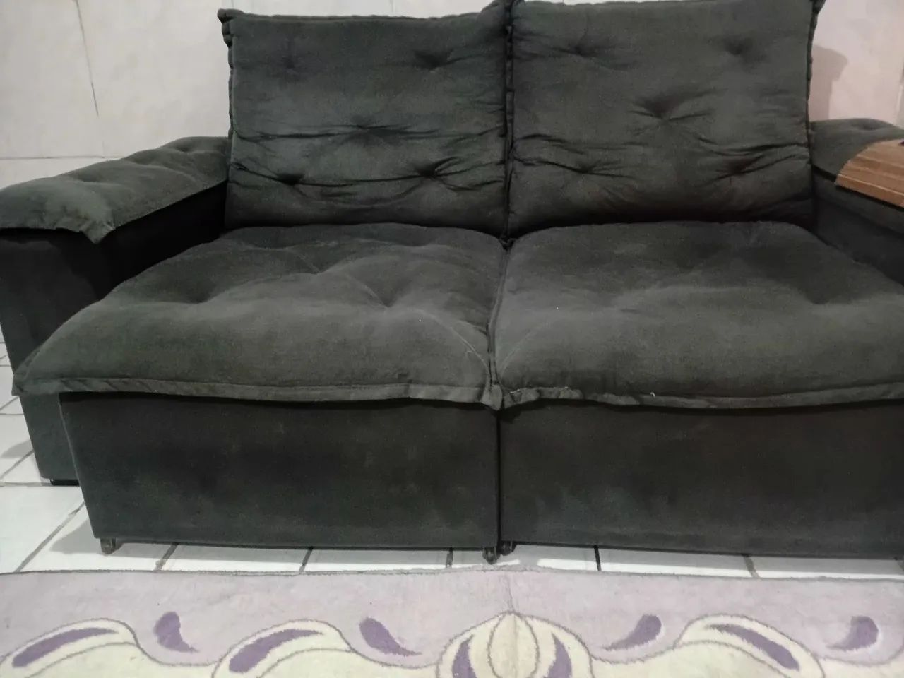 Sofá,  painel e poltrona .