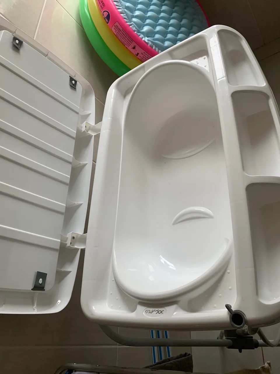 Vendo banheira com trocador e almofada para bebê - Foto 3