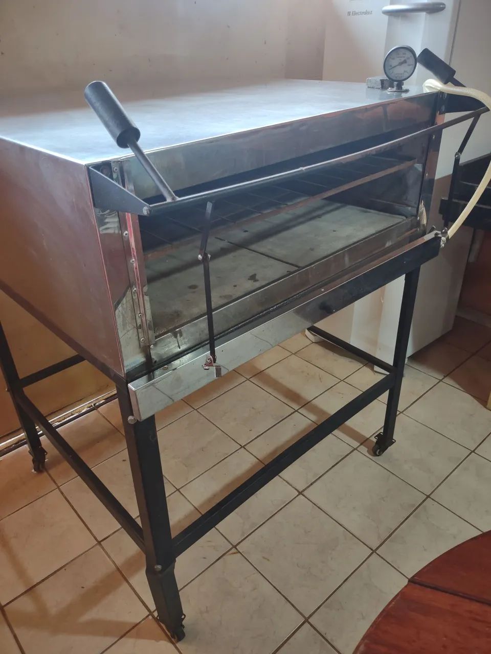 Forno industrial a gás.observação falta o vidro dianteiro 