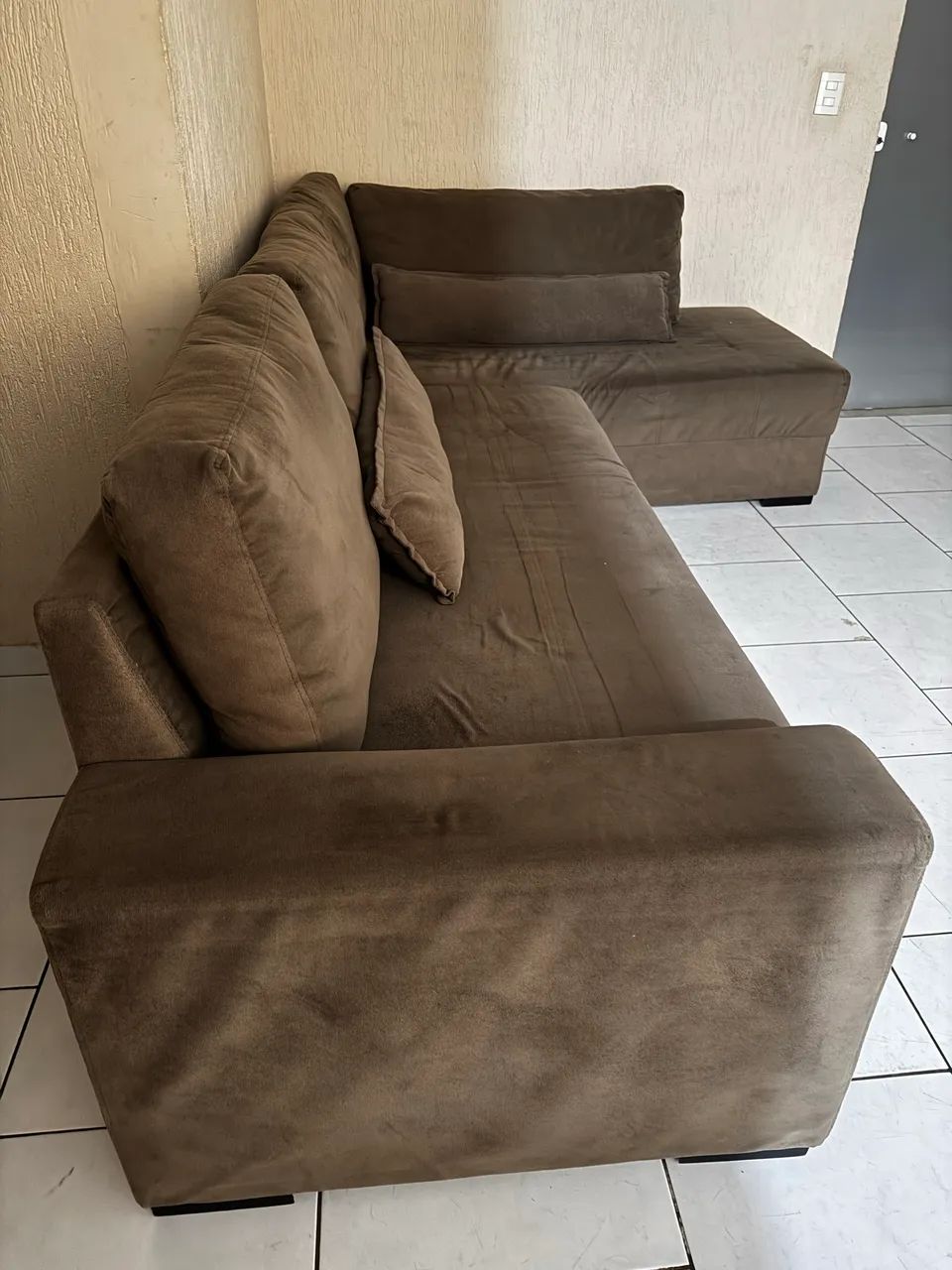 Sofá grande tecido suede marrom doi módulos sem defeito  - Foto 2