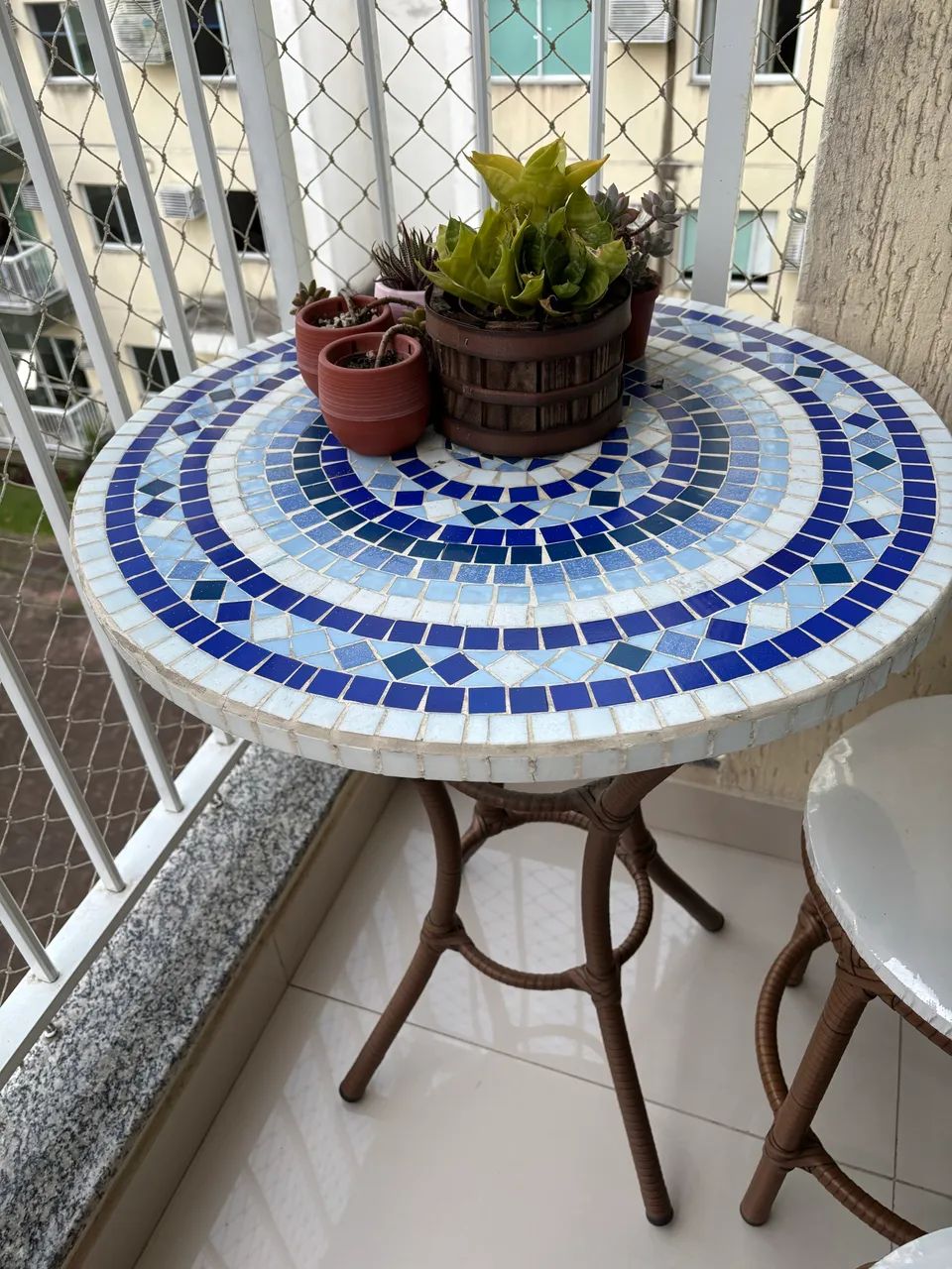 Mesa e cadeiras para varanda de apartamento.