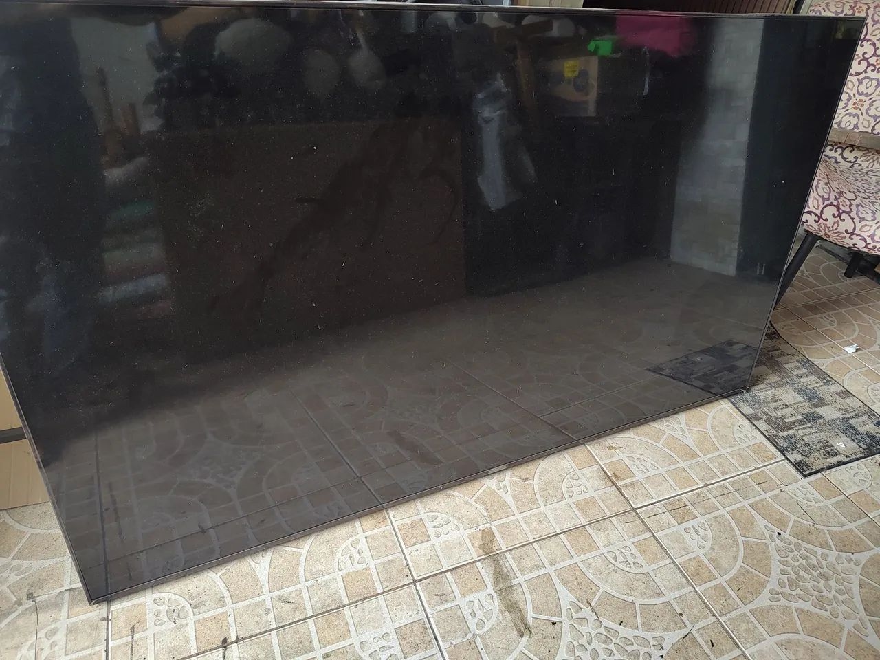 Vendo ou troco Tv LG 75 polegadas seminova funcionando perfeitamente com tela trincada - Foto 3