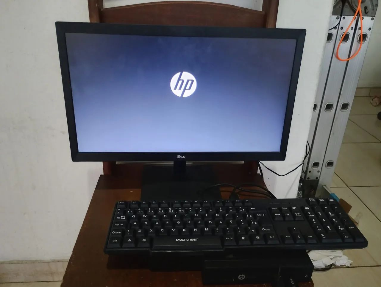 Monitor lg 20 polegadas led entra HDMI e VGA fone de ouvido funcionando perfeitamente  - Foto 5