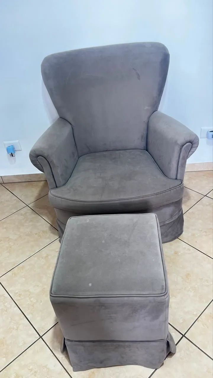 Vendo Poltrona de Amamentação com Puff - Suede Cinza (Madeira Maciça) - Foto 2