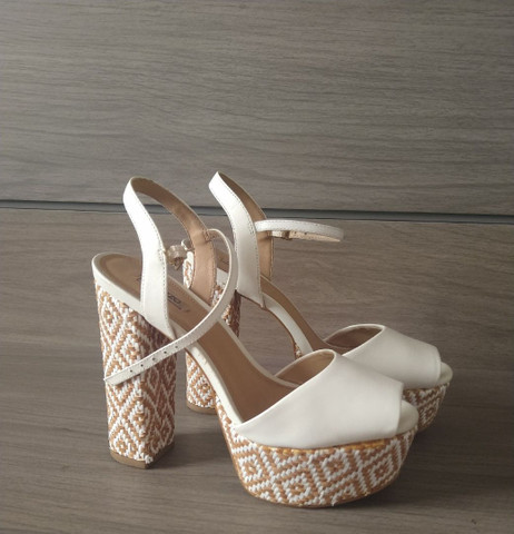 sandalia arezzo off white