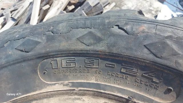 pneu traseiro reroescavadeira JCB 16.9x24 - Foto 3