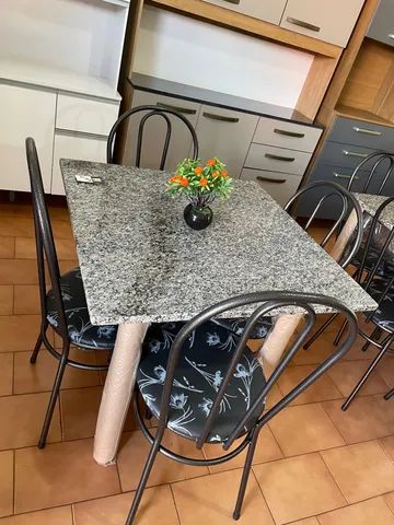 Mesa quadrada com 04 cadeiras granito