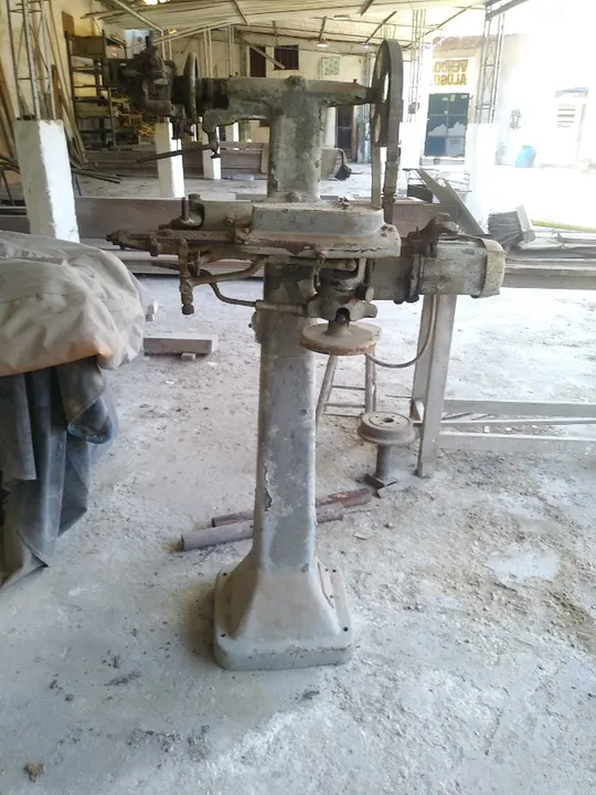 Máquina para amolar e travar lâminas de serra de fita.