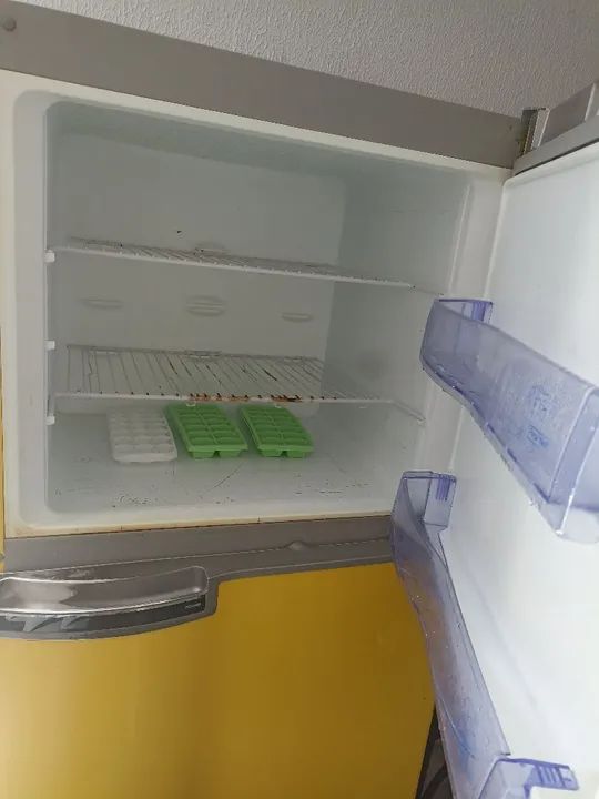 Geladeira amarela com adesivos - Foto 2