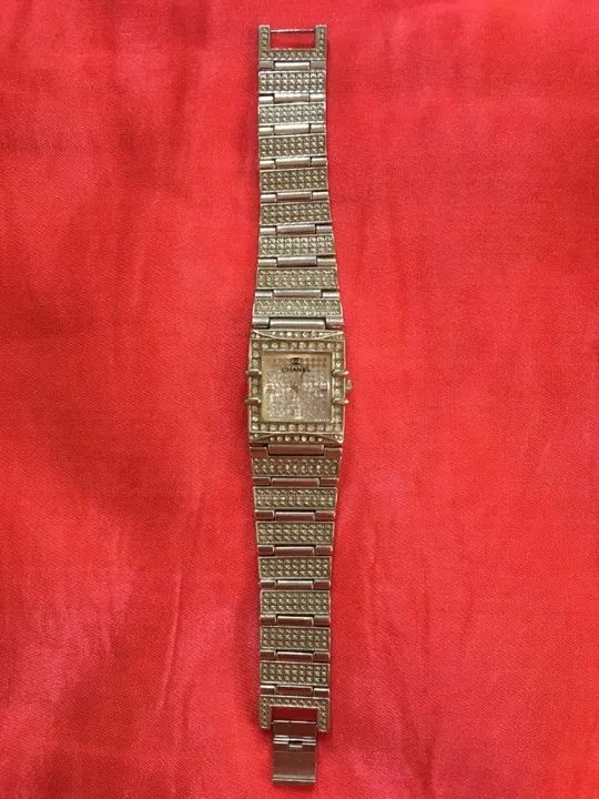 lindo relógio prateado com strass em perfeito estado, pouquíssimo usado - Foto 3