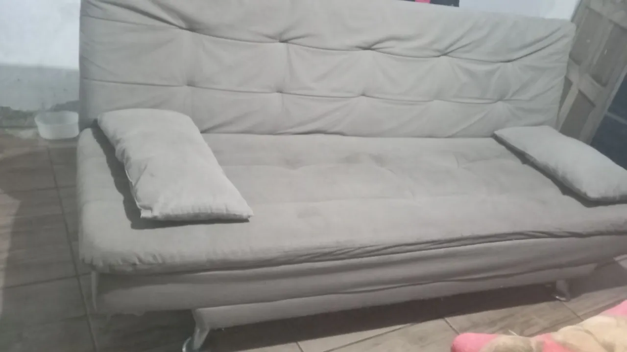 Sofá Cinza Confortável e Moderno